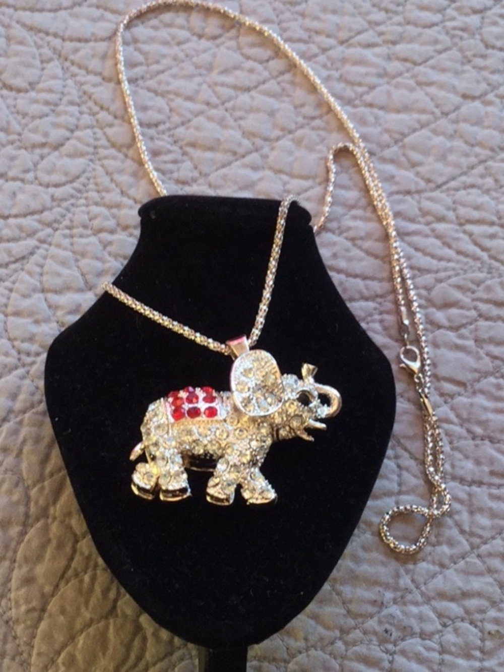 NWOT! NEVER WORN! BETSEY JOHNSON RED GOLD ELEPHANT NECKLACE ON 16" CHAIN LOT6507